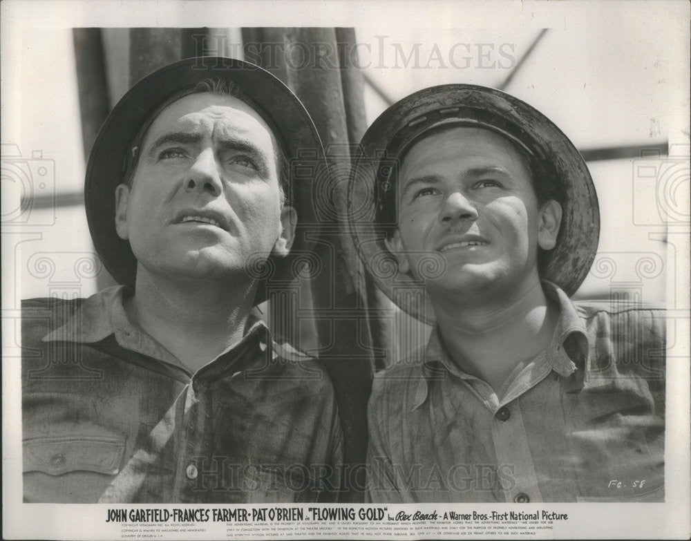 1940 Press Photo Flowing Golf FIlm Actors Pat O'Brien John Garfield Scene - Historic Images