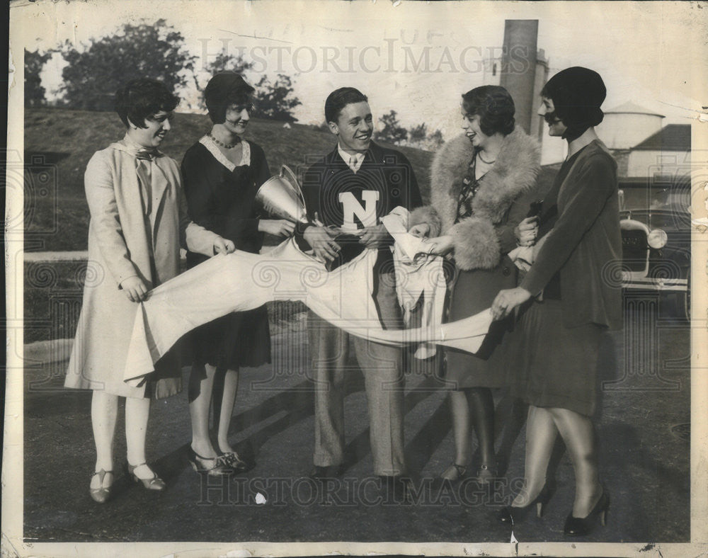 Press Photo Northwestern University Phi Kappa Pajama Race Winners With Trophy - Historic Images