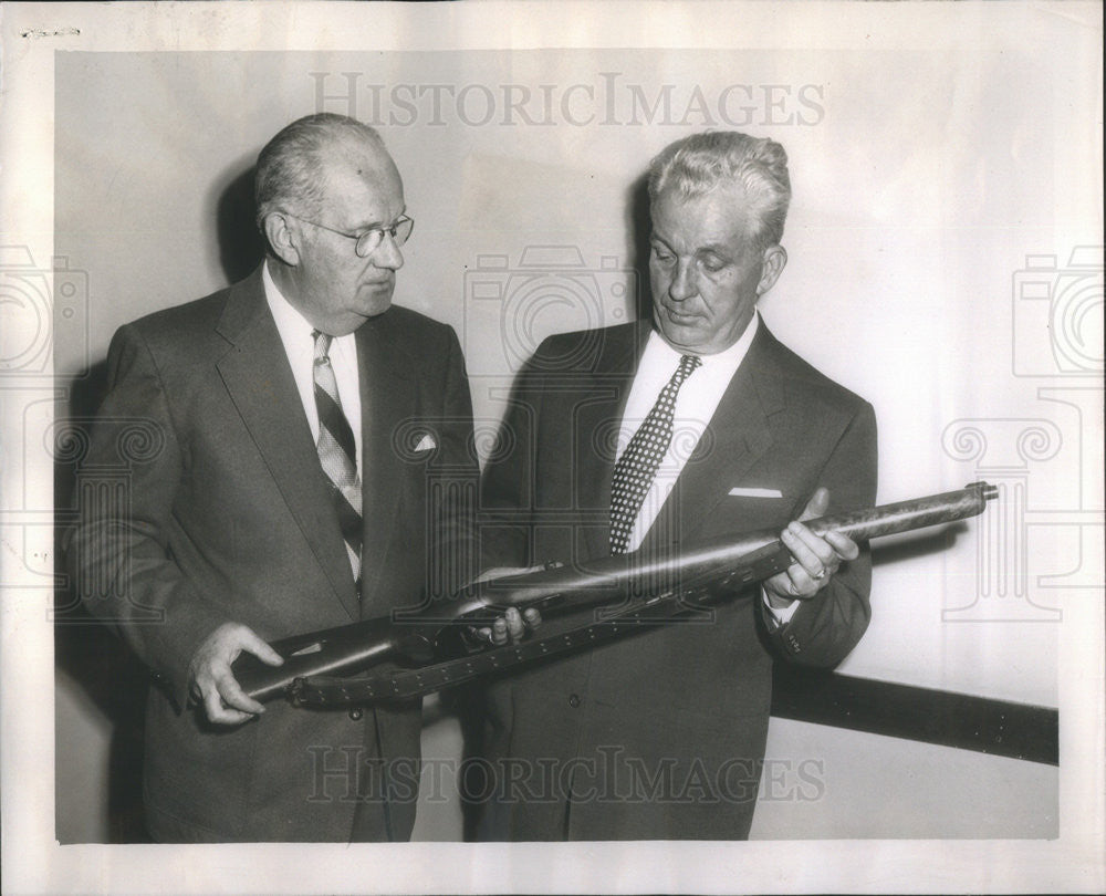 1953 Press Photo Captain John T O&#39;Malley Lt Walsh Robert Kuntz Weapon - Historic Images