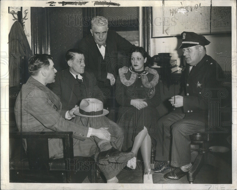 1938 Press Photo Det Wm Higgins Questions Regina Fleschke In tavern Accusation - Historic Images