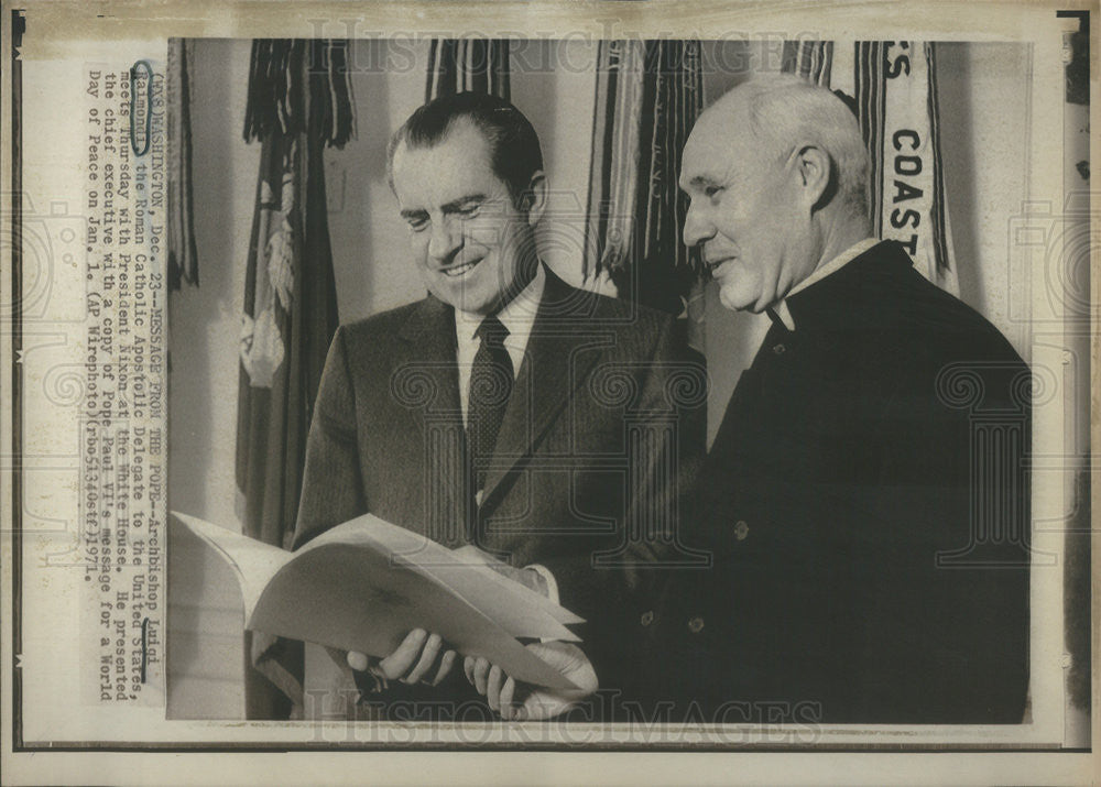 1971 Press Photo Archbishop Luigi Raimondi Gives Pres Nixon Pope Paul VI Message - Historic Images