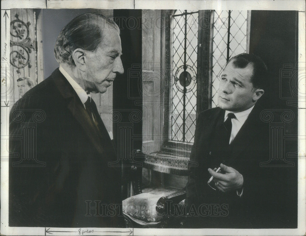 1967 Press Photo Host F. Lee Bailey visits J. Paul Getty&#39;s historic English - Historic Images