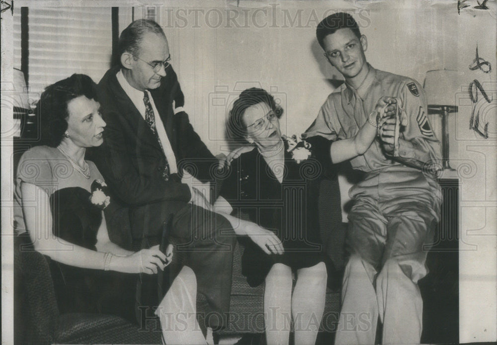 1945 Press PhotoMr & Mrs V Johnson,Mrs Gerstung and Sgt Gerstung who won Medal - Historic Images
