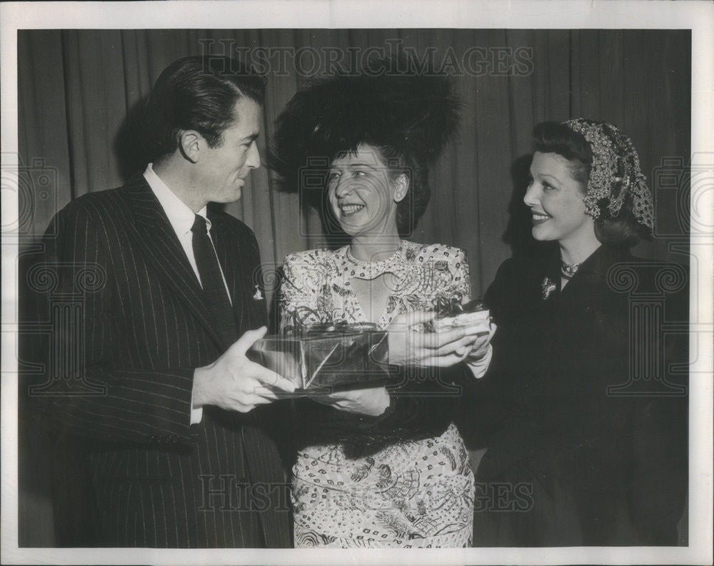 1947 Press Photo Gregory Peck, Joan Fontaine &amp; Loretta Young in Hollywood - Historic Images