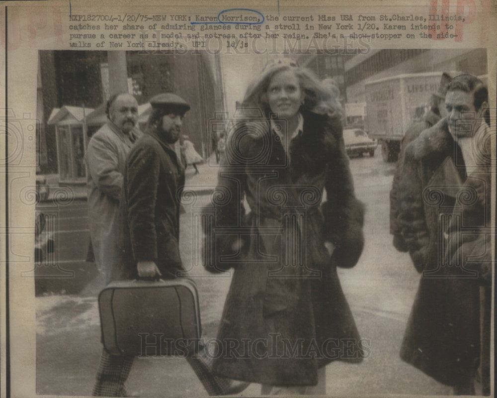 1975 Press Photo Miss USA Karen Morrison Strolling In New York City - Historic Images