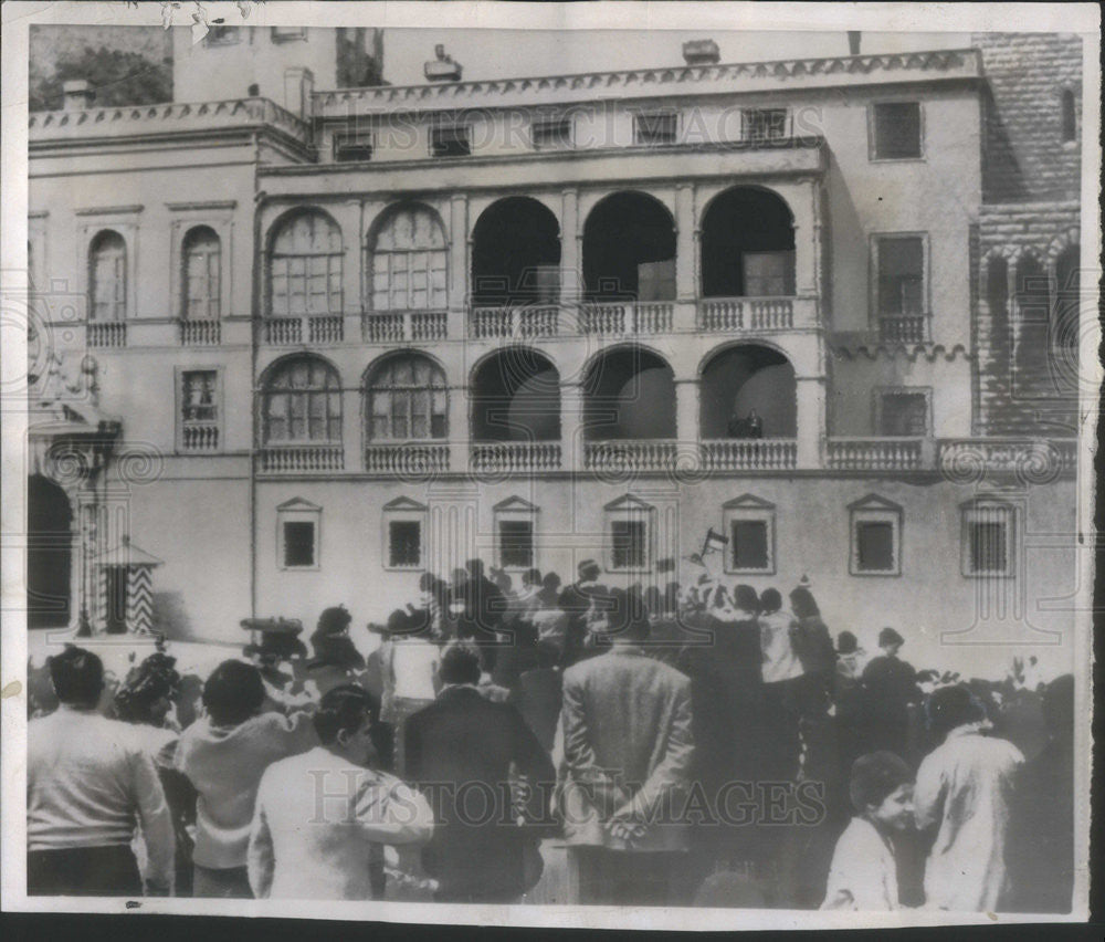 1956 Press Photo Crowds Watching Monaco Palace Prince Rainier With Fiance - Historic Images