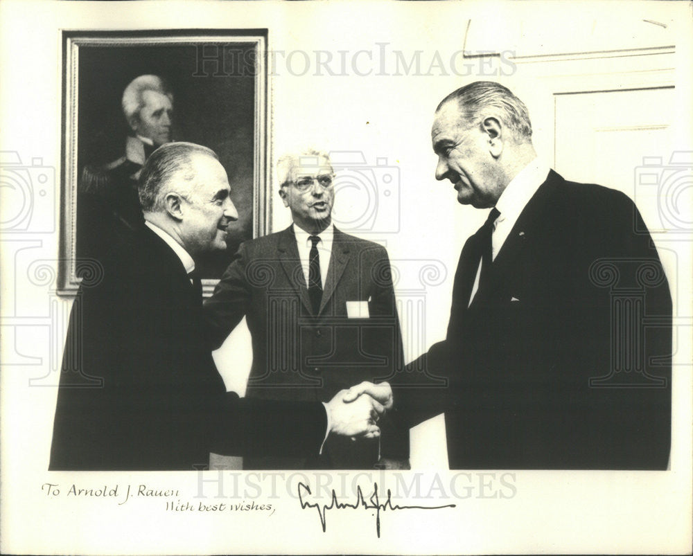 1967 Press Photo President Johnson Greeting Chicago Chairman Arnold Rauen - Historic Images