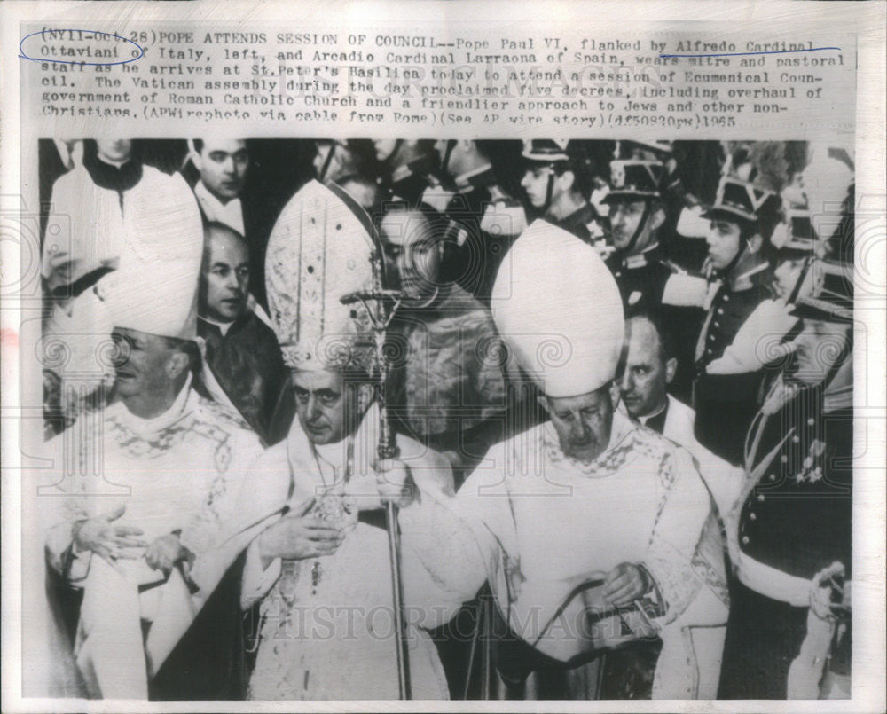 1965 Press Photo Pope Paul VI flanked by Alfredo Cardinal Ottaviani - Historic Images