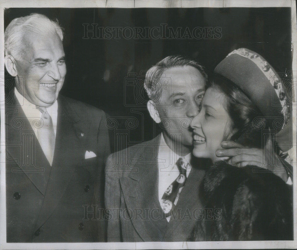 1946 Press Photo pres Manuel Roxas Kisses Daughter Maria Rosario At Boiling Fld - Historic Images