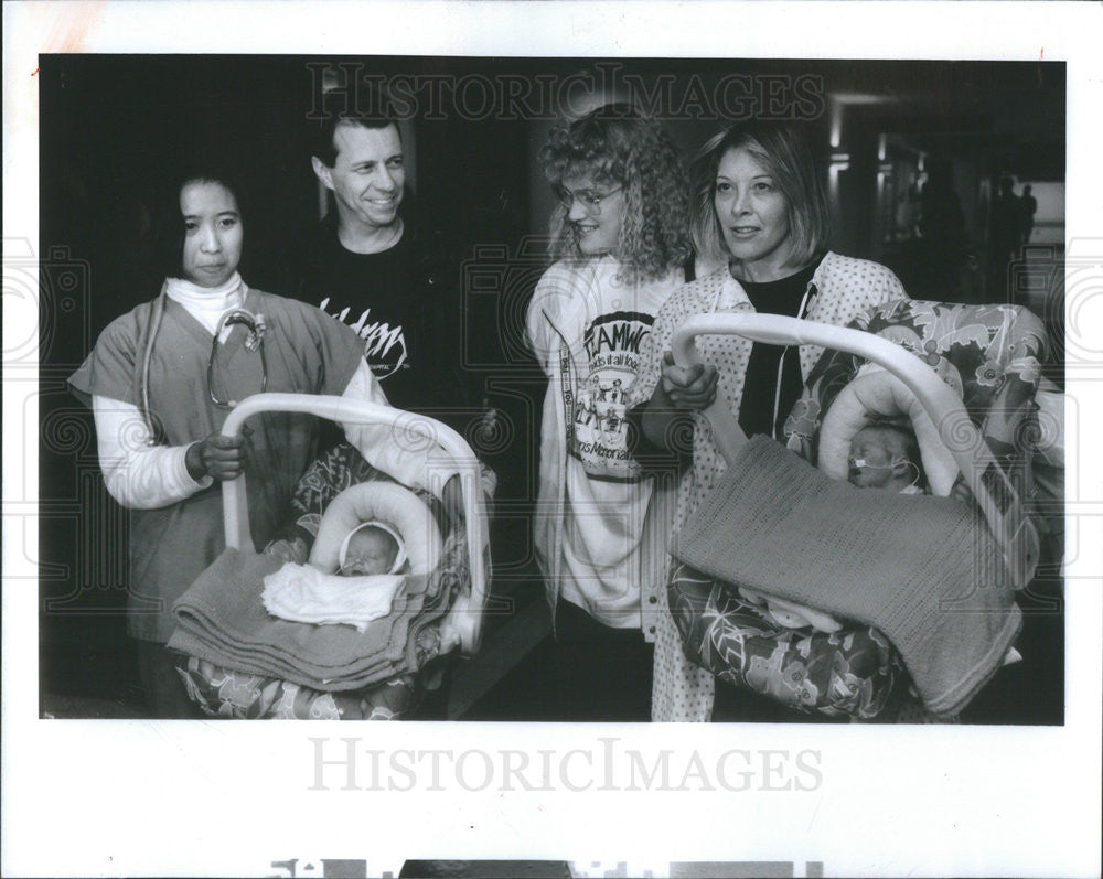 1994 Press Photo Fanning Family Leaving Hospital With Separated Twin Girls - Historic Images