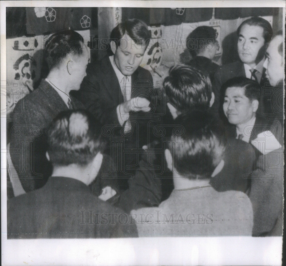 1962 Press Photo Attorney General Robert Kennedy Discussion Sake Bar Tokyo - Historic Images