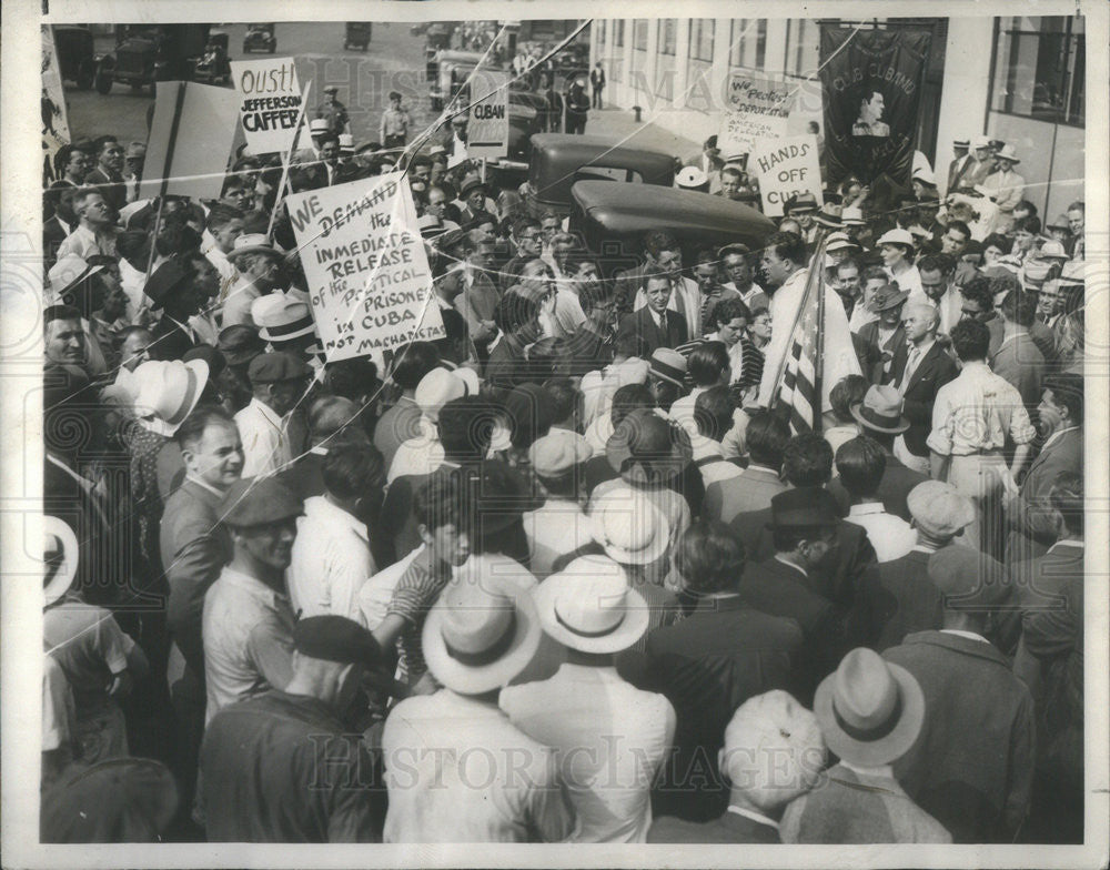 1935 Press Photo Clifford Odets,deported from Cuba arrives in NY - Historic Images