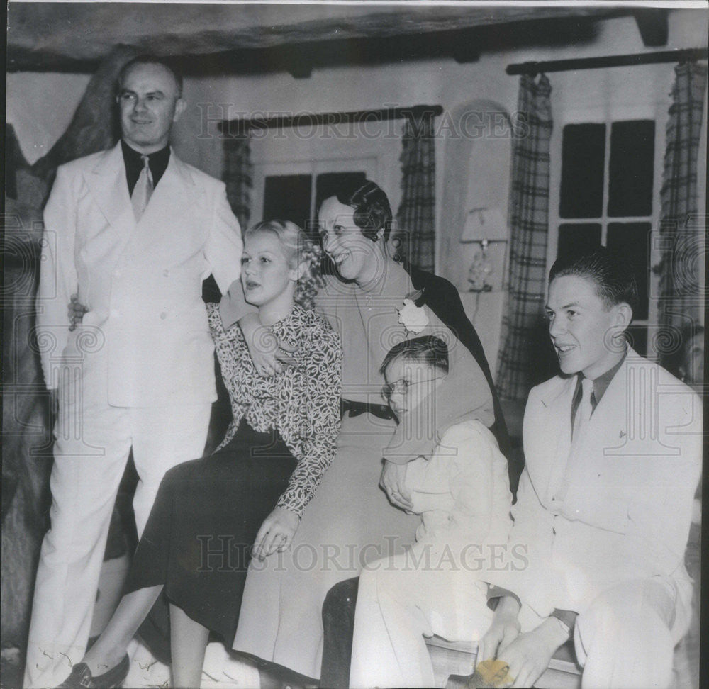 1943 Press Photo Martha O&#39;Discoll and family,Willam,Paul and William Jr - Historic Images