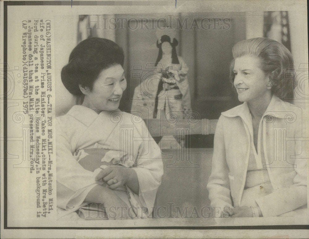 1975 Press Photo Mrs Mutsuko Miki wife of Japan PM and Betty Ford - Historic Images