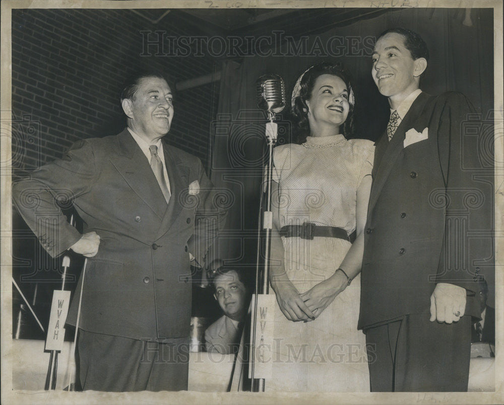 1946 Press Photo Singers Judith Blaire and Ray Adams during a performance. - Historic Images