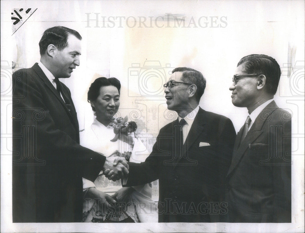 1960 Press Photo Robert Wilcox greets Seijiro Yanagita of Japan Airlines. - Historic Images