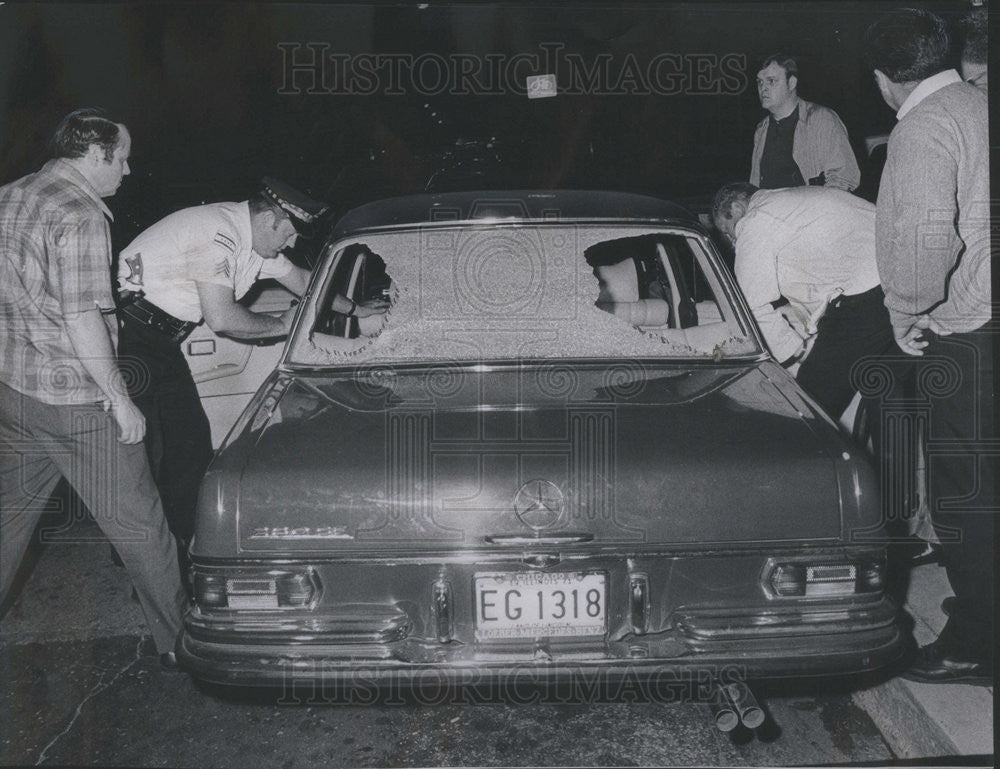 1971 Press Photo Edmund Pabst, Insurance Executive&#39;s Bullet-Shattered Car - Historic Images