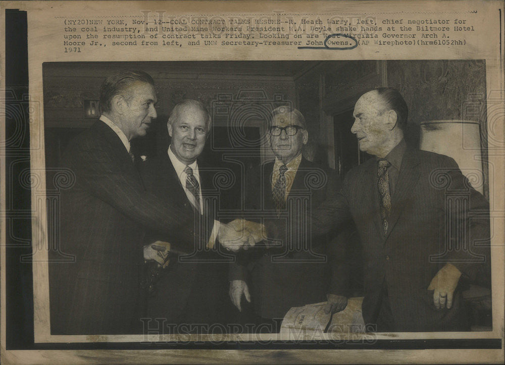 1971 Press Photo Heath Larry W.A. Boyle Arch Moore John Owens Coal Contract Talk - Historic Images