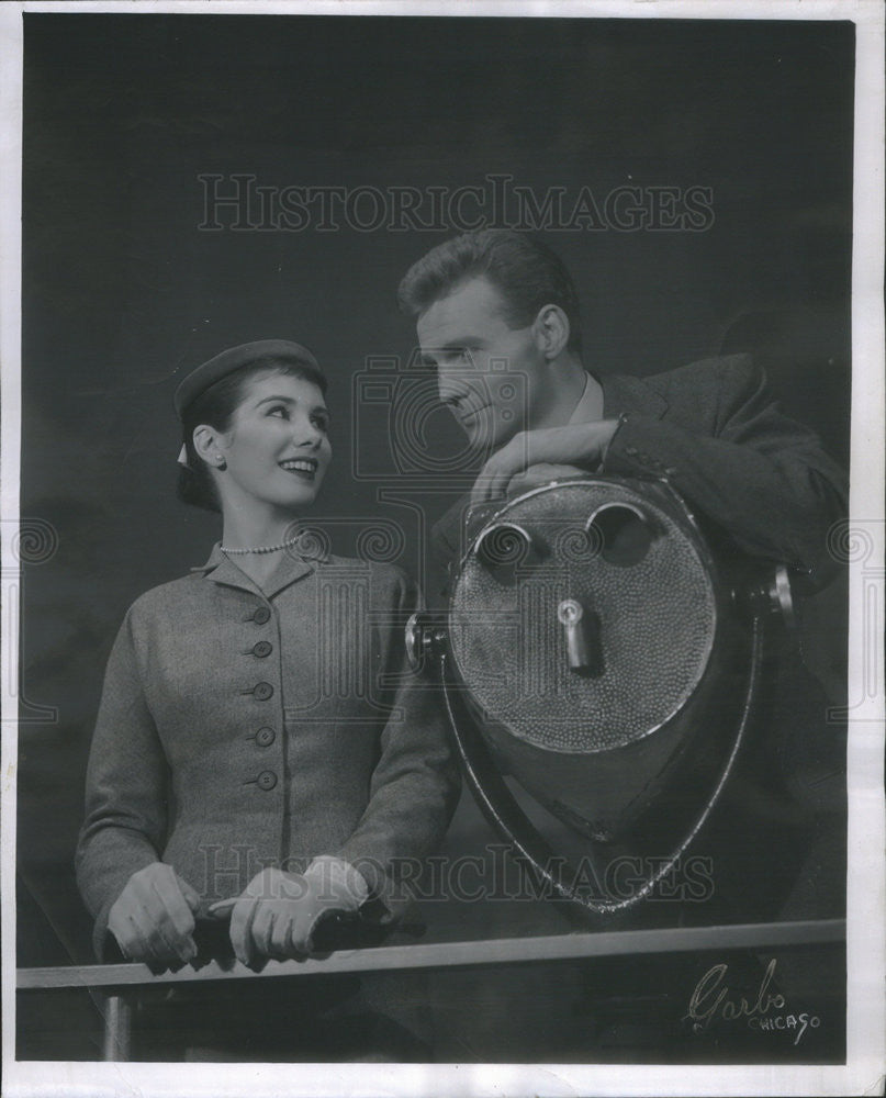 1952 Press Photo Maggie McNamara &amp; Biff McGuire Star In &quot;The Moon Is Blue&quot; - Historic Images