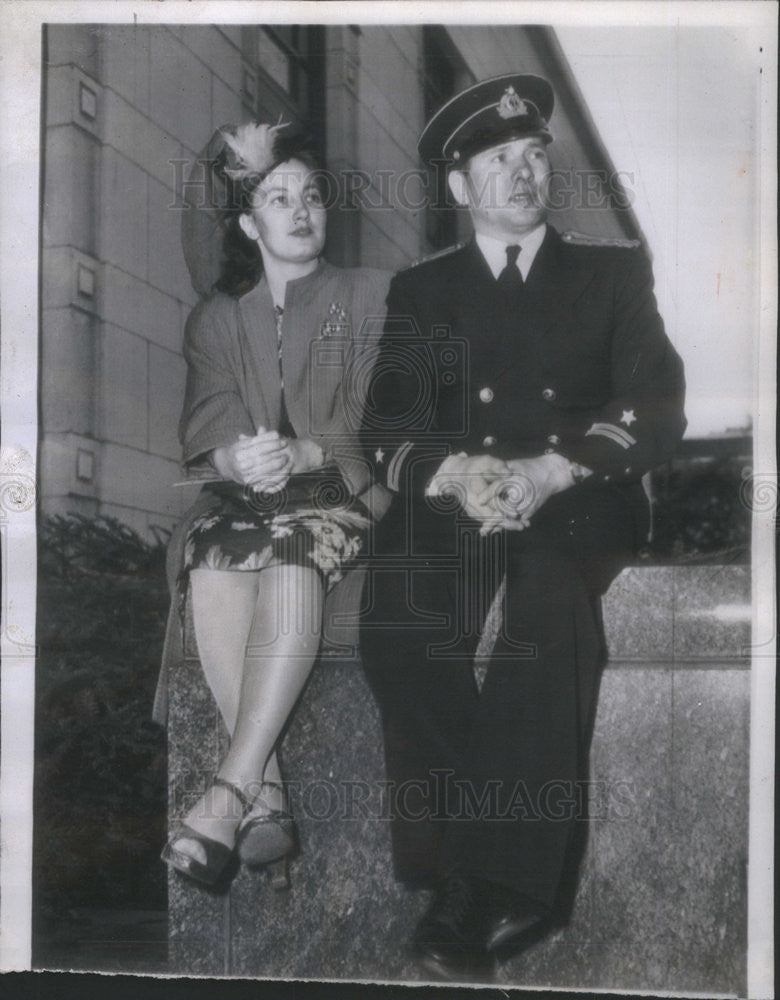 1948 Press Photo Lt. Nicolai Redin and Mrs. Redin outside courthouse building - Historic Images