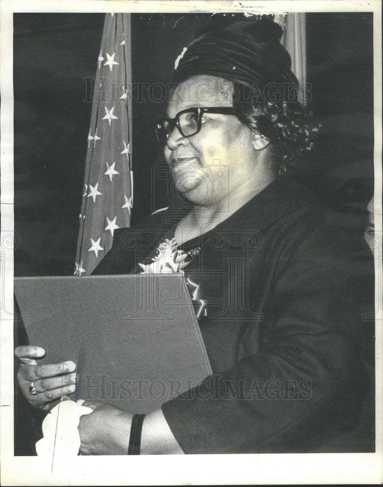 1966 Press Photo Mrs. Mattie Roberts receives award for son PFC Joseph Roberts - Historic Images