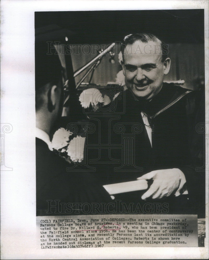 1967 Press Photo Dr. Millard Roberts handing out diplomas at Parsons College - Historic Images