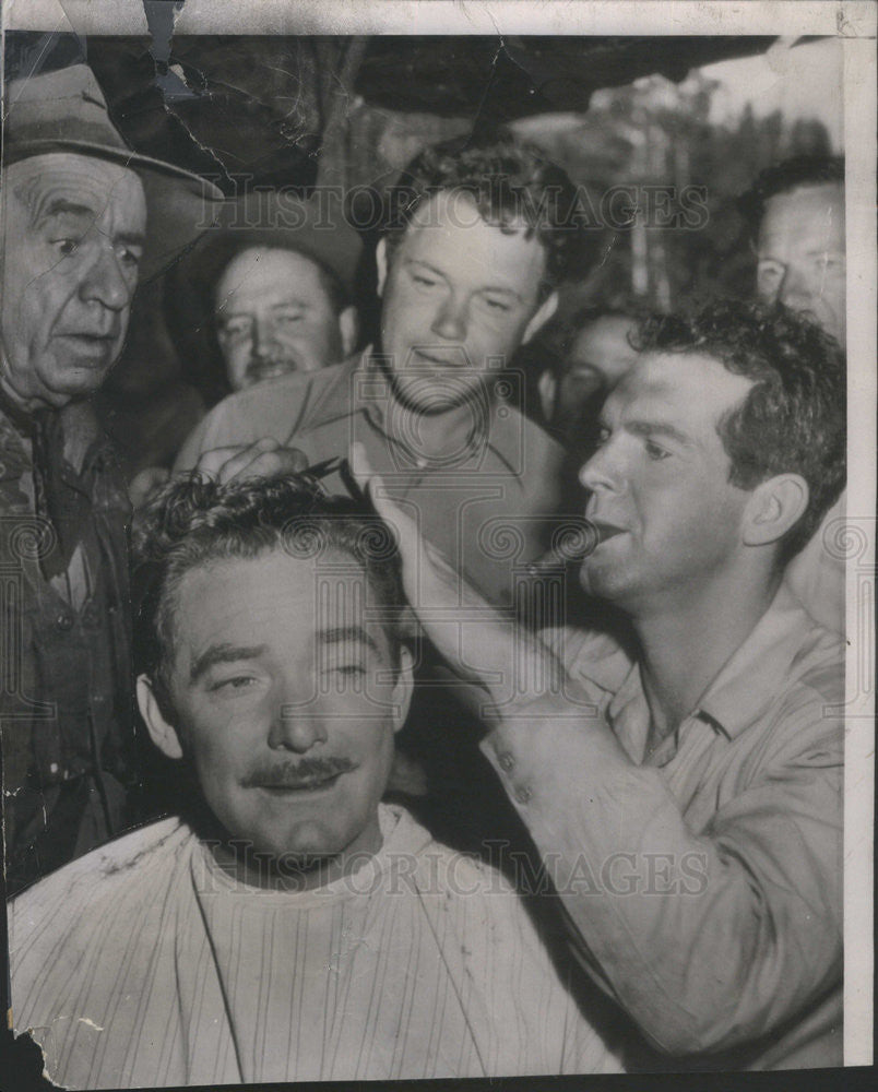 1945 Press Photo Fred MacMurray Cutting Roy Roberts Hair Smoky Filming Spot - Historic Images