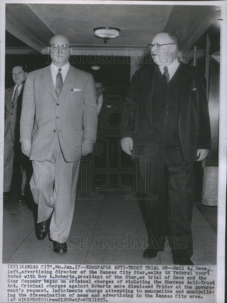 1955 Press Photo Kansas City Star President Roberts Advertising Director Sees - Historic Images