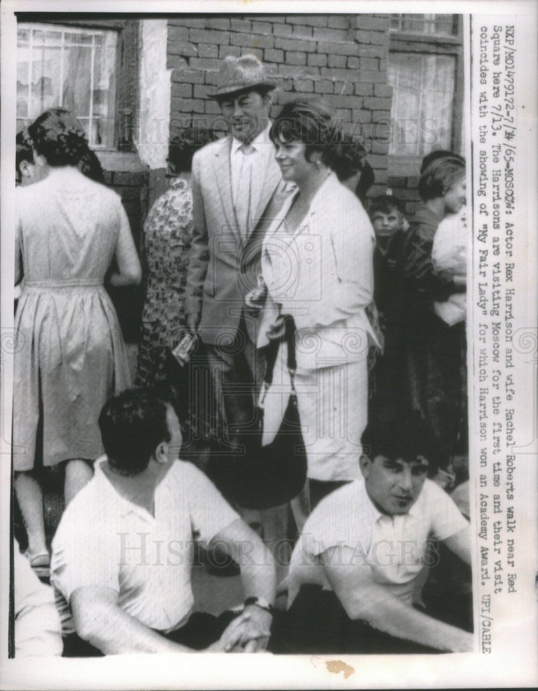 1965 Press Photo Actor Rex Harrison and wife Rachel Roberts near Red Square - Historic Images