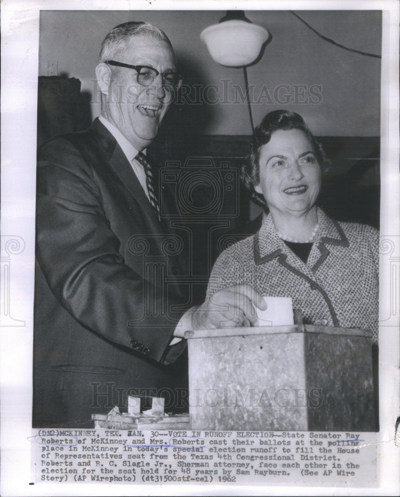 1962 Press Photo State Sen. Ray Roberts and Mrs. Roberts cast their ballots - Historic Images