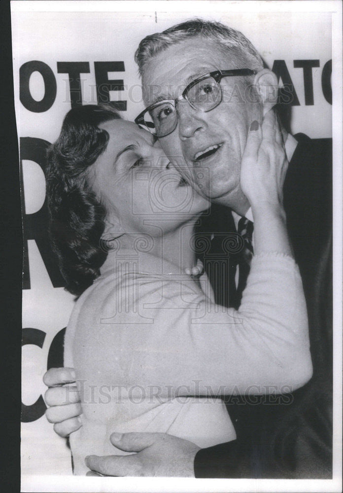 1962 Press Photo Ray Roberts won House seat and is congratulated by his wife - Historic Images