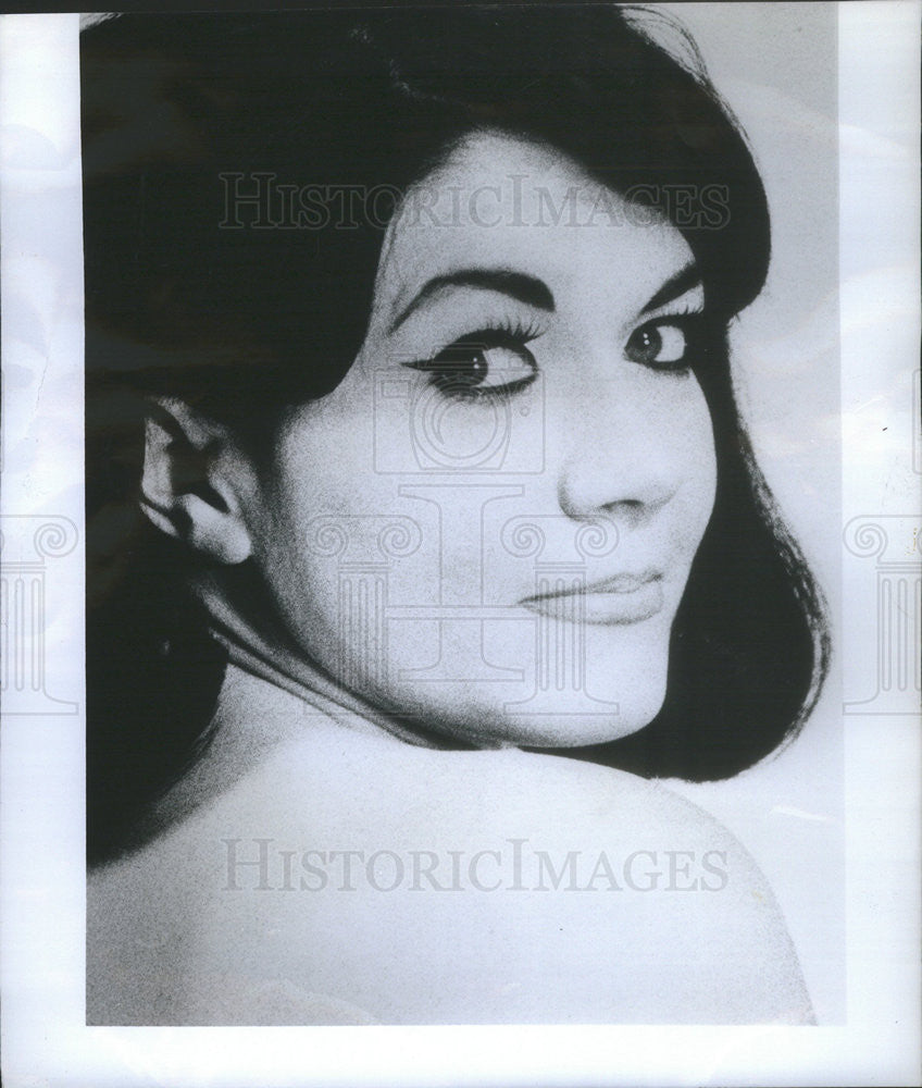 1966 Press Photo Renee Roberts opens at the Golden Barrel Supper Club ...