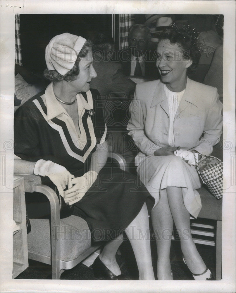 1951 Press Photo Mrs. Shepherd Roberts, Mrs. W. A. Patterson discussing donation - Historic Images