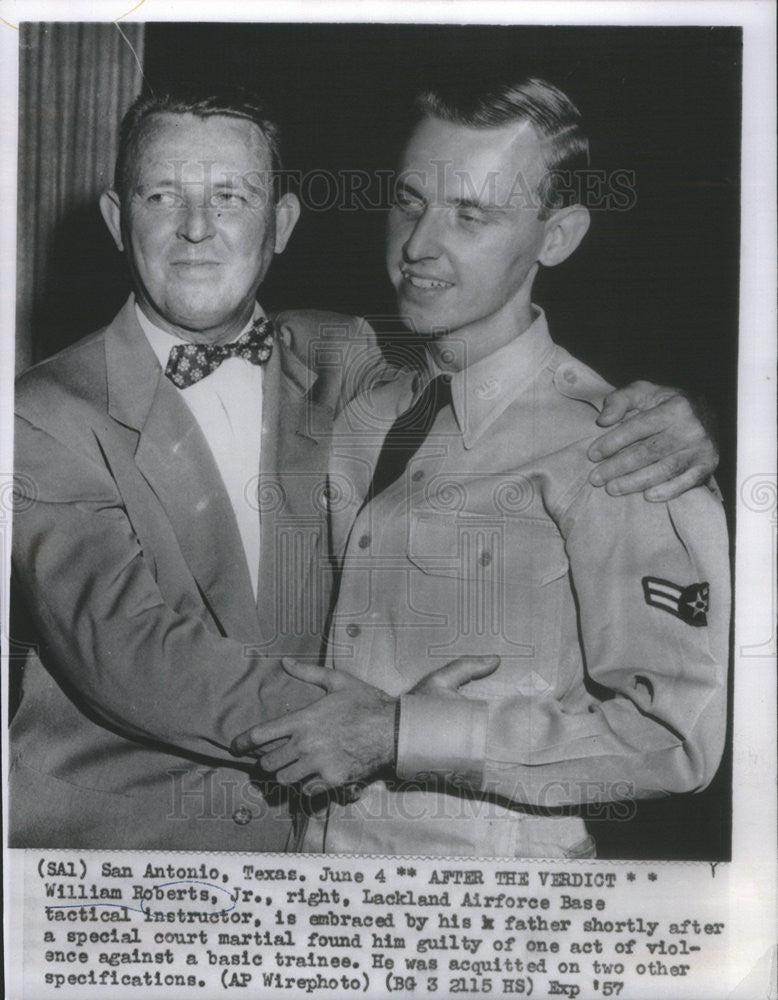 1957 Press Photo William Roberts Jr. Right, Lackland Airfoces Base Instructor - Historic Images