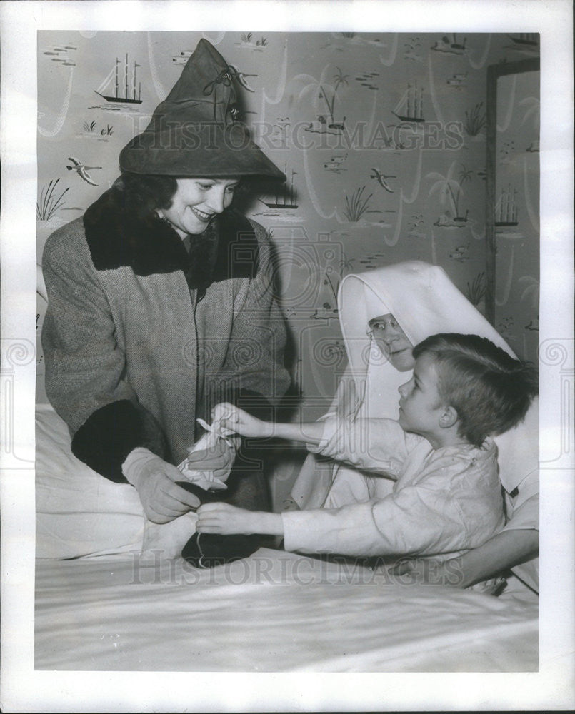 1943 Press Photo Dickio Laswell in Children&#39;s Section of Saint John&#39;s Hospital - Historic Images