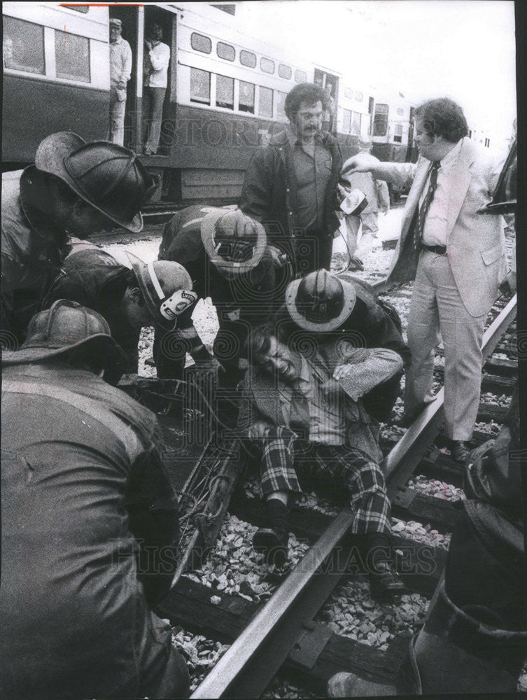1974 Press Photo CBS camerman Steve Lasker hurt while filming - Historic Images