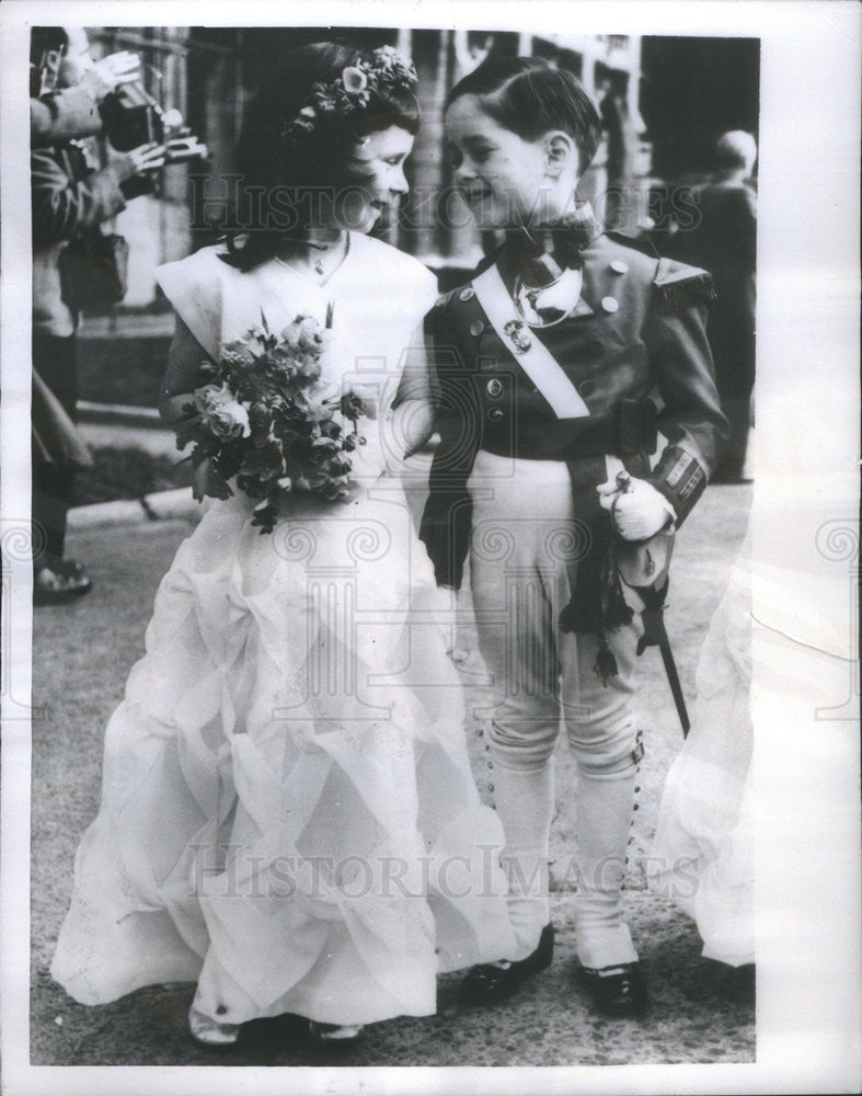 1956 Press Photo Viscount Lascelles and Tiny Bridesmaid - Historic Images