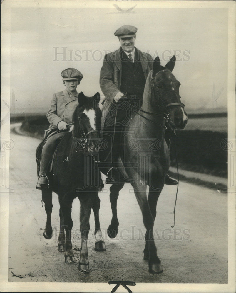 1930 Press Photo Gerald Lascelles taking his first lesson with his riding master - Historic Images