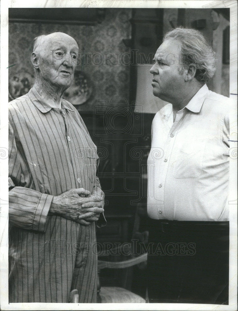 1977 Press Photo That&#39;s the Question Archie Bunker Poses to a Pajama-Clad Burt - Historic Images