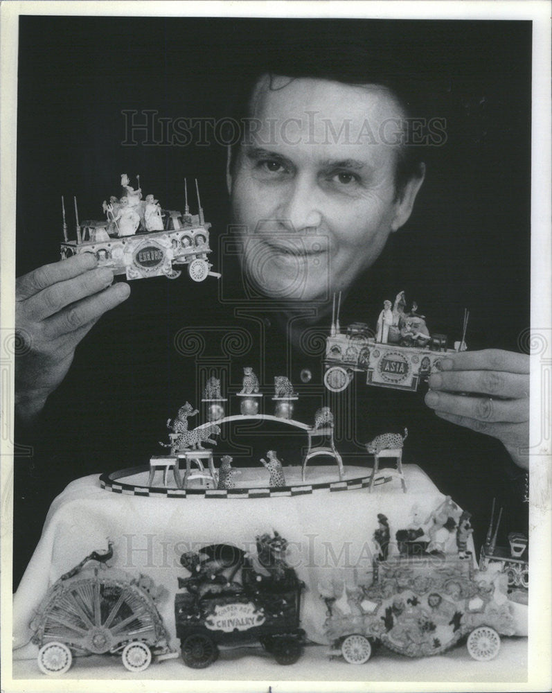 1986 Press Photo Photos of Howard Paul and his Ministeri Hard Carved Circus - Historic Images