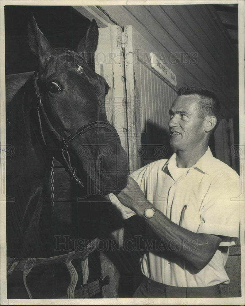 1966 Press Photo Race Horse Duchess Gay With Her Trainer Driver Robert Williams - Historic Images