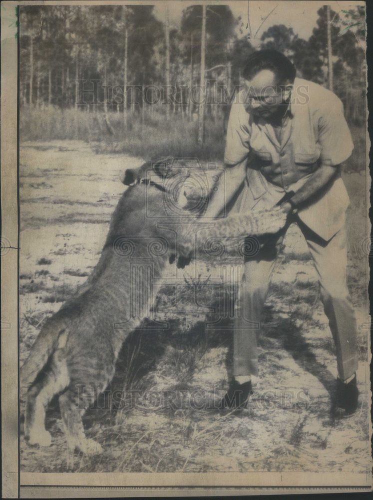 1969 Press Photo Sparring with Paar Right Arm of TV Personality Jack - Historic Images