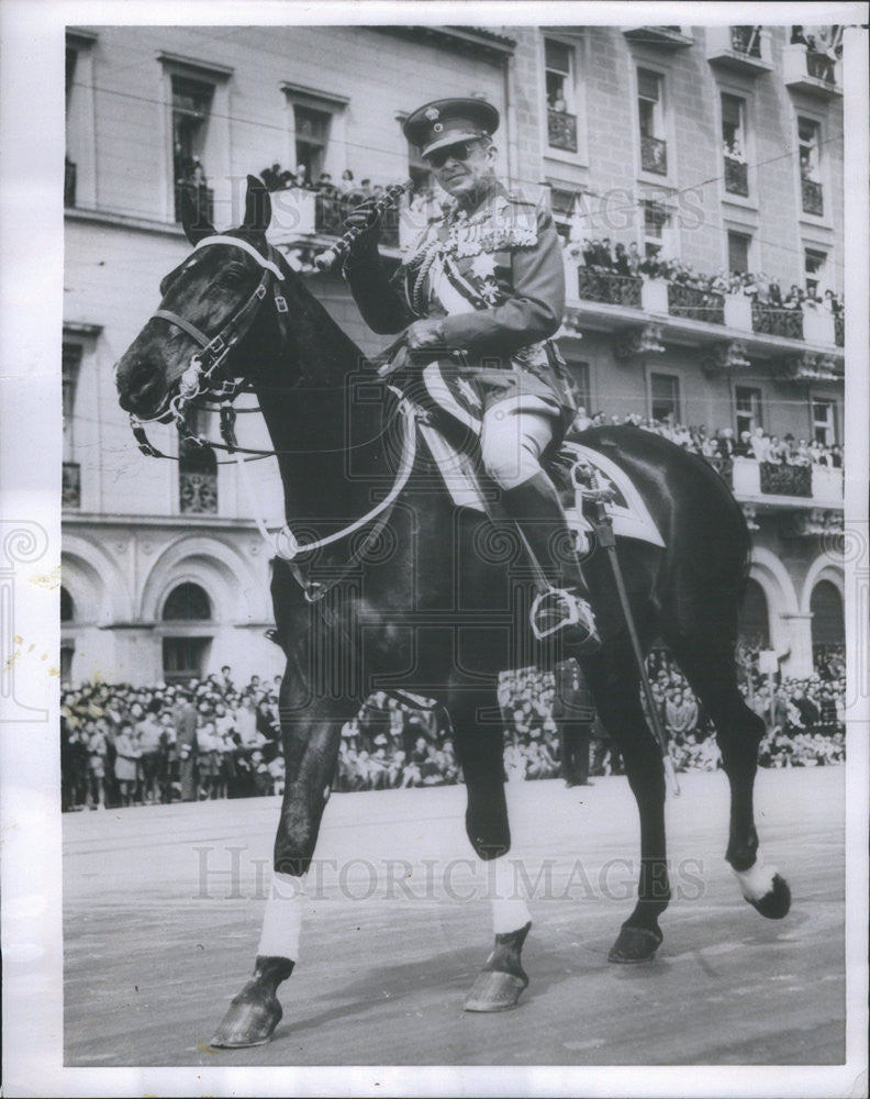 1954 Press Photo King Paul of Greee and Acknowledges the Cheers of His Subjects - Historic Images