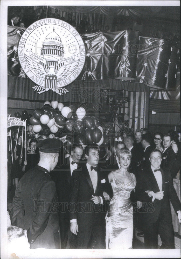 1961 Press Photo Stars of the Cinema and Stage Parade Arm in Arm of Columbia - Historic Images