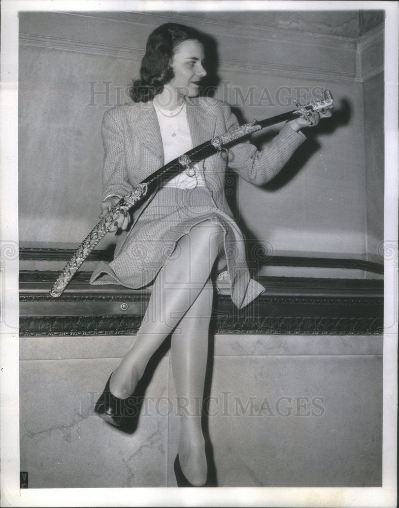 1943 Press Photo The Sword Held by Miss Eva Karpischek of Columbus Ohio - Historic Images
