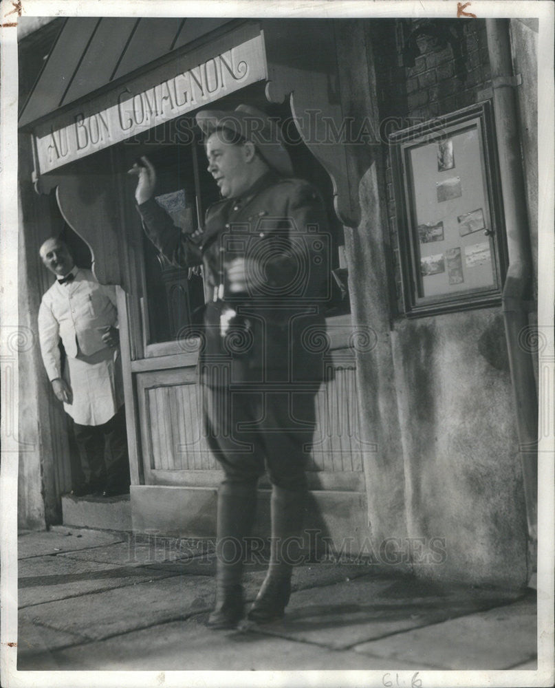 1943 Press Photo Charles Laughton in The Man From Down Under - Historic Images