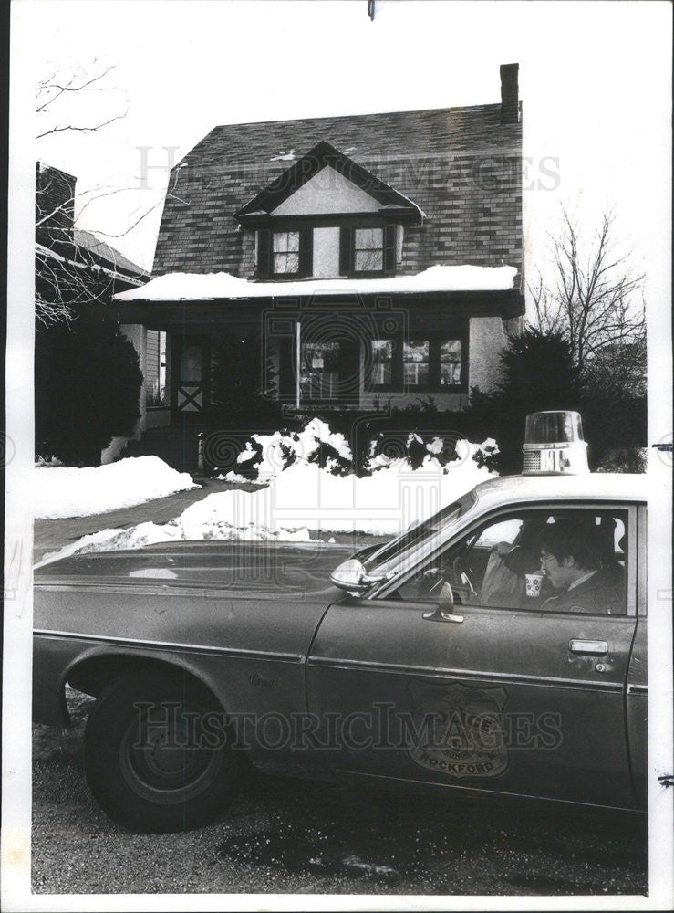 1978 Press Photo Police Car Outside House Of Nelson Children Murders Rockford - Historic Images