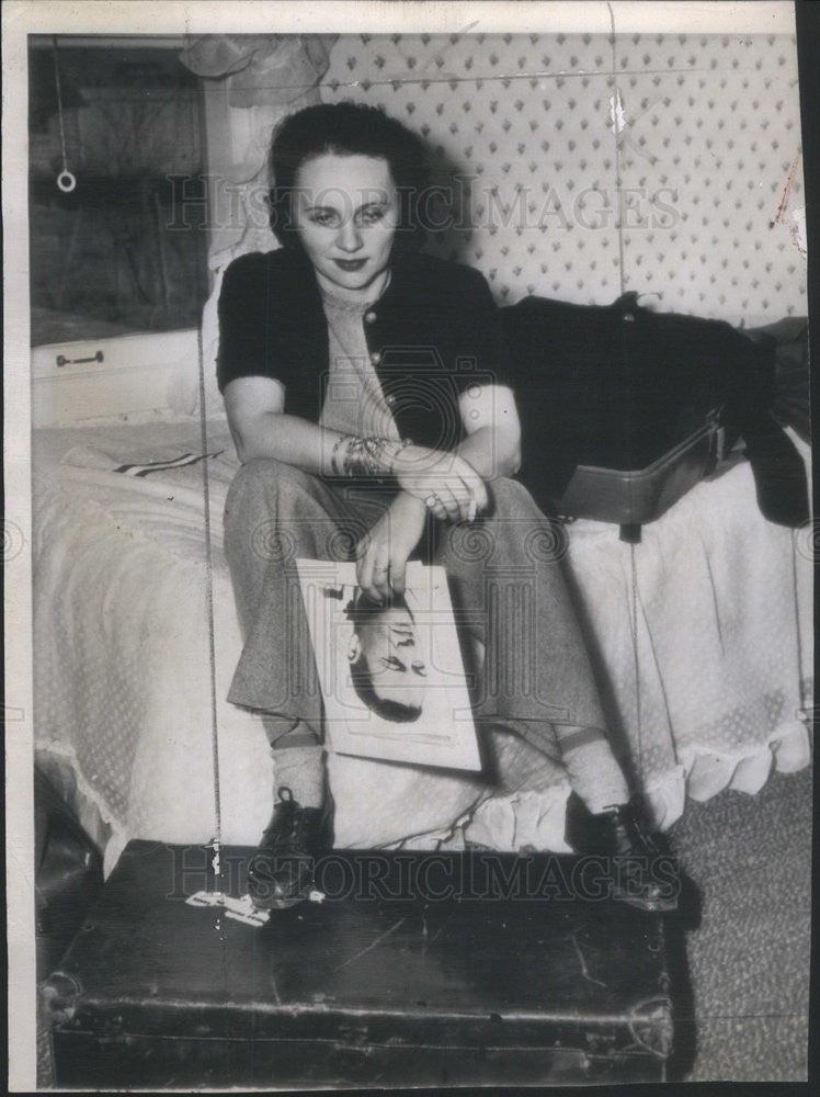 1946 Press Photo Mrs Lucy Malcombson Sits Dejected - Historic Images