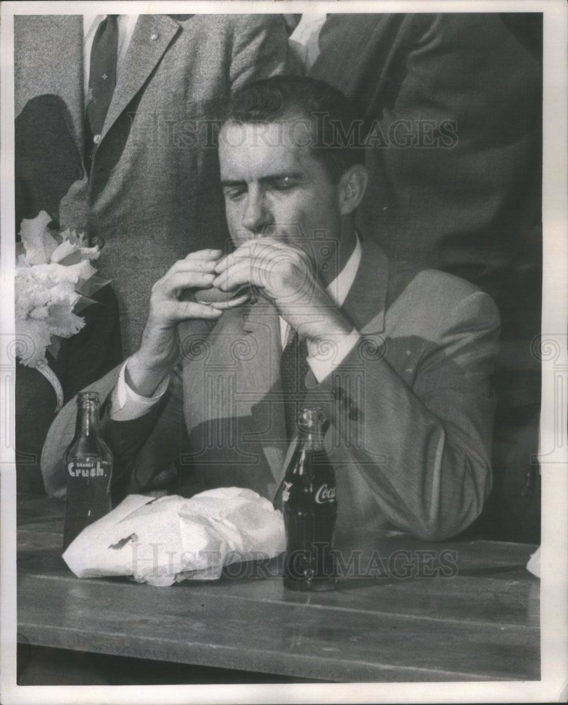 1960 Press Photo President Nixon eating a buffalo burger - Historic Images