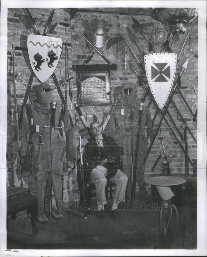 1958 Press Photo Harold Pratt and Sammy III seated between two suits of armor - Historic Images